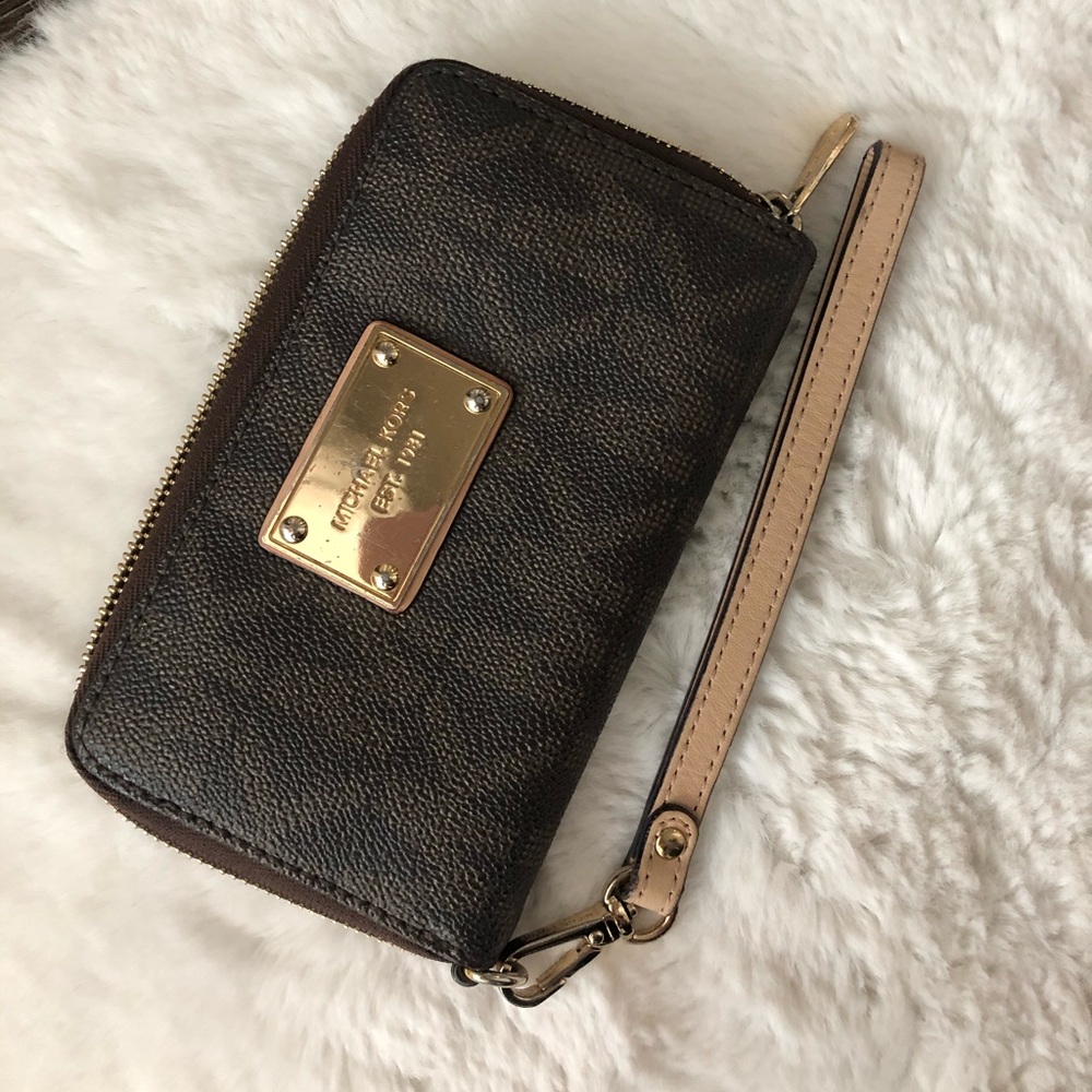 MICHEAL KORS Wristlet